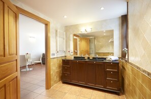 Apartament superior, 1 llit doble i sofà llit, vistes a la muntanya | Bany | Dutxa, articles de tocador gratuïts i tovalloles