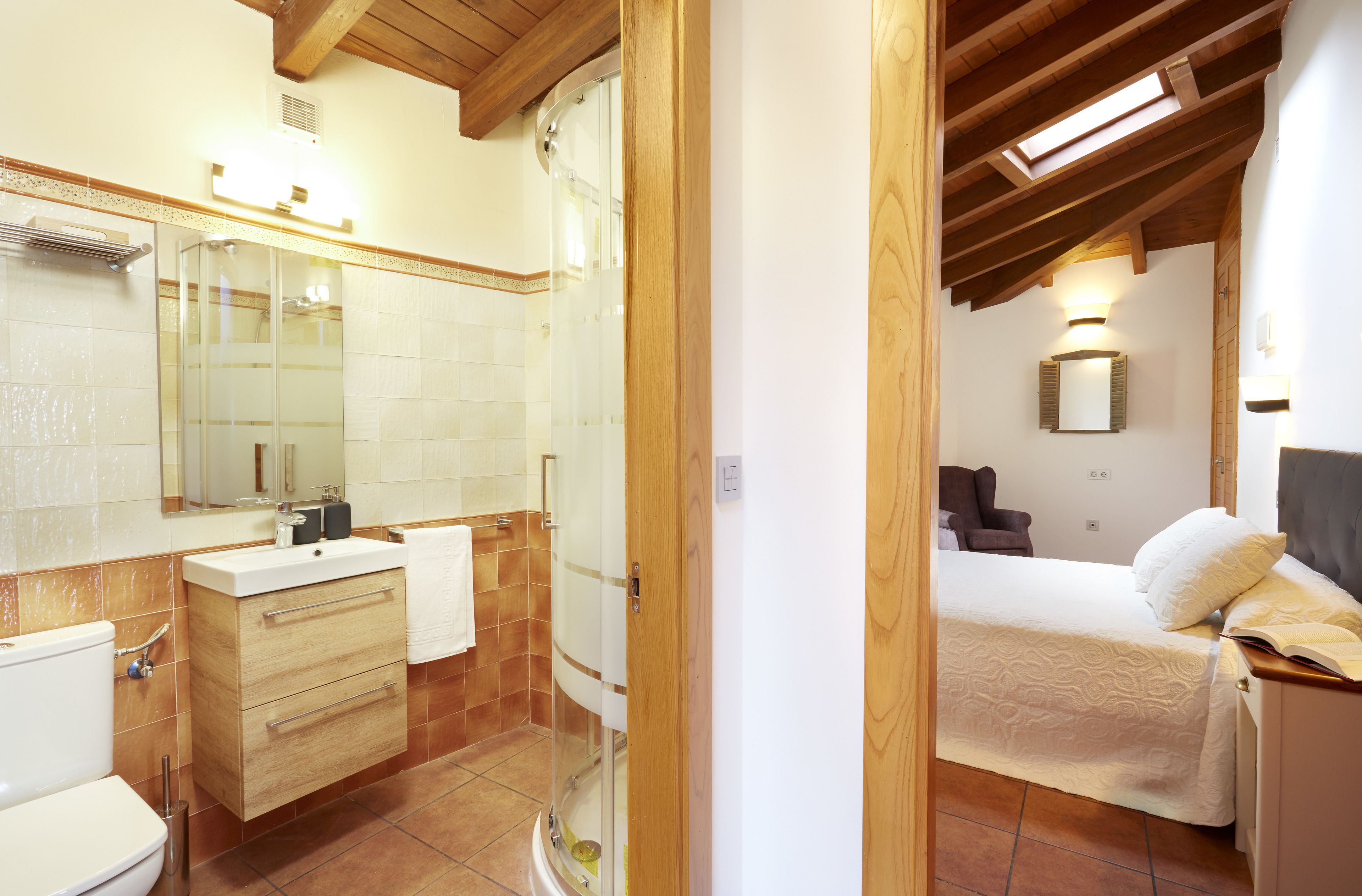 Un baño con ducha, inodoro, lavabo y tocador.