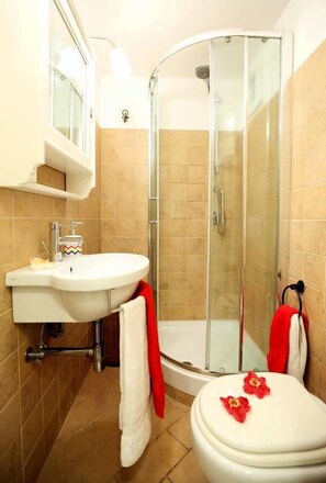Apartment, 1 Bedroom | Bathroom | Shower, free toiletries, hair dryer, slippers - Riari Trastevere Apartment (Rome)