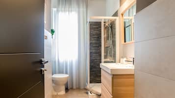 Double Room (Private External Bathroom) | Bathroom | Shower, free toiletries, hair dryer, towels