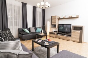 Appartement Confort (Cleaning Fee Included) | Coin séjour | Télévision à écran plat