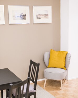 Apartament estàndard (Cleaning Fee Included) | Sala d'estar | Televisor de pantalla plana 