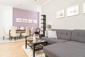 Apartament clàssic (Cleaning Fee Included) | Sala d'estar | Televisor de pantalla plana 