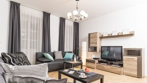 Apartamento Confort (Cleaning Fee Included) | Zona de estar | Una televisión de pantalla plana