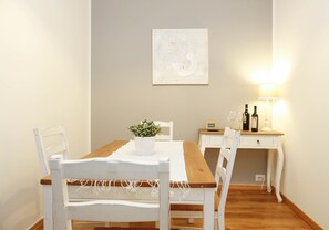 Apartamento, 2 quartos | Opções para refeição no quarto