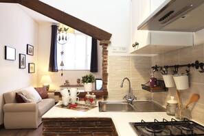 Apartamento, 2 quartos (up to 5 people) | Cozinha americana privada | Geladeira, micro-ondas, cooktop, cafeteira/chaleira