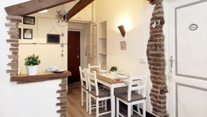 Apartment, 2 Bedrooms (up to 5 people) | In-room dining - Roma holidays house (Rome)