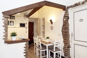 Apartment, 2 Schlafzimmer (up to 5 people) | Essbereich im Zimmer