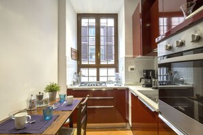 Apartamento, 2 quartos | Cozinha privada | Geladeira grande, cooktop, lava-louças, chaleira elétrica