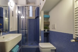 Lejlighed - 2 soveværelser | Badeværelse | Bruser, gratis toiletartikler, hårtørrer, hjemmesko