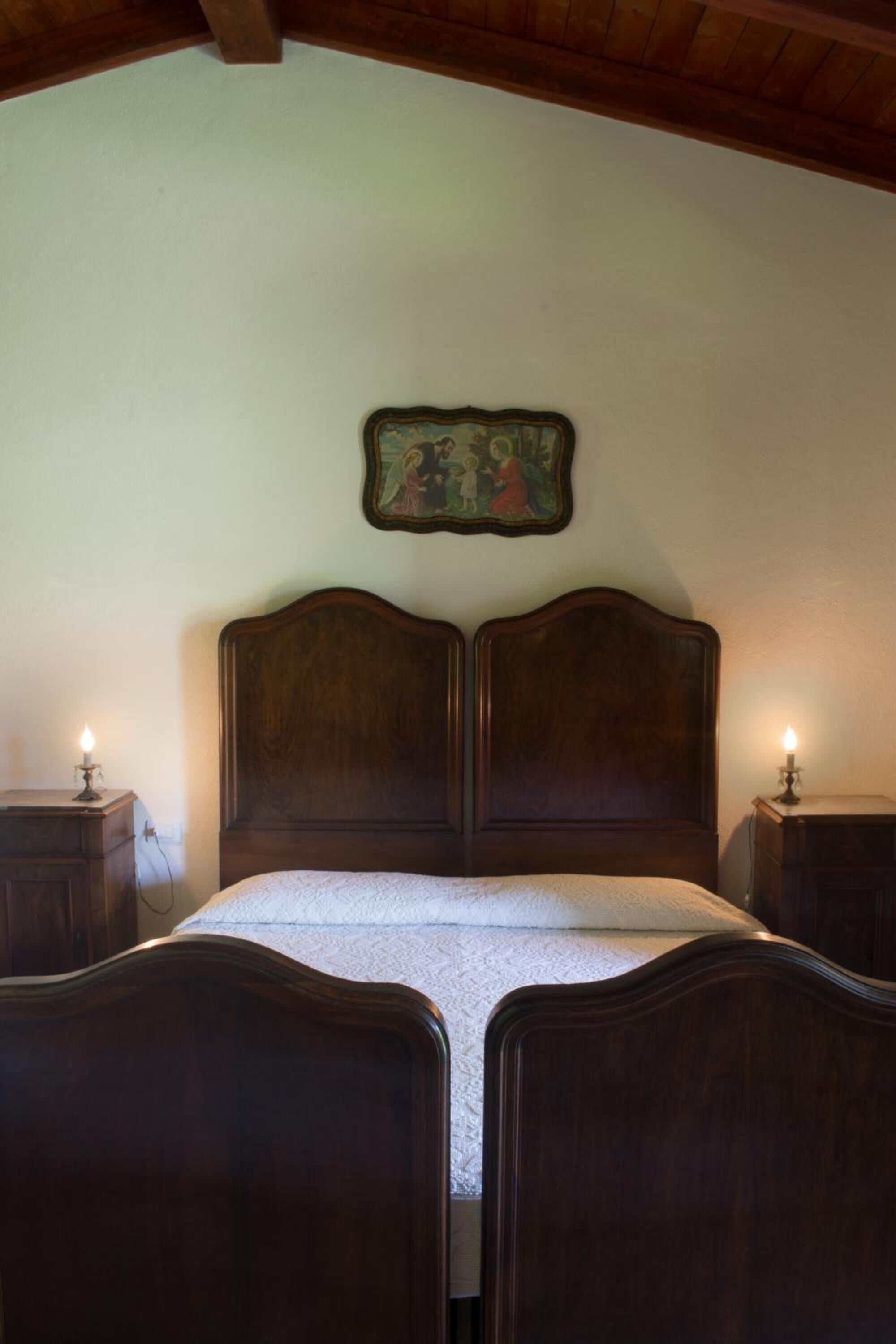 办公桌、免费婴儿床、折叠床/加床（额外收费）、床单