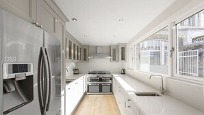 Apartamento Premier, baño privado | Cocina privada | Utensilios de cocina