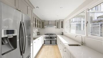 Premier Apartment, Private Bathroom | Private kitchen | Cookware/dishes/utensils