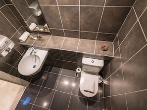 Bathroom - Pierce Brosnan Suite - hiphipstay (Dublin)