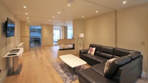 Apartamento Premier, baño privado | Sala de estar | Una televisión
