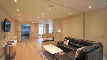 Premier Apartment, Private Bathroom | Living room | TV