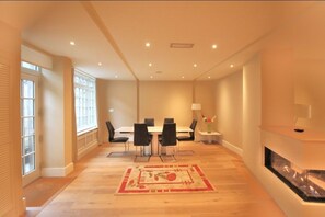 Appartement « Premier », salle de bains privée | Salle de séjour | Télévision