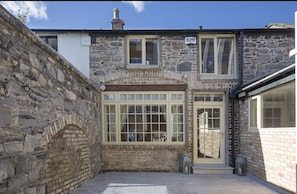 Front of property - Pierce Brosnan Suite - hiphipstay (Dublin)