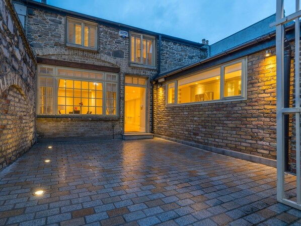 Exterior - Pierce Brosnan Suite - hiphipstay (Dublin)