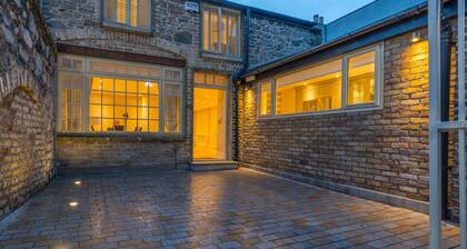 Pierce Brosnan Suite - hiphipstay