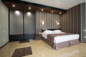 Suite, Balcony (Lux4) | Premium bedding, in-room safe, desk, iron/ironing board - Alana Royal Hotel (Sirius)