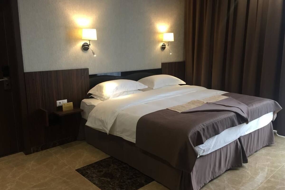 Ropa de cama de alta calidad y caja de seguridad en la habitación
