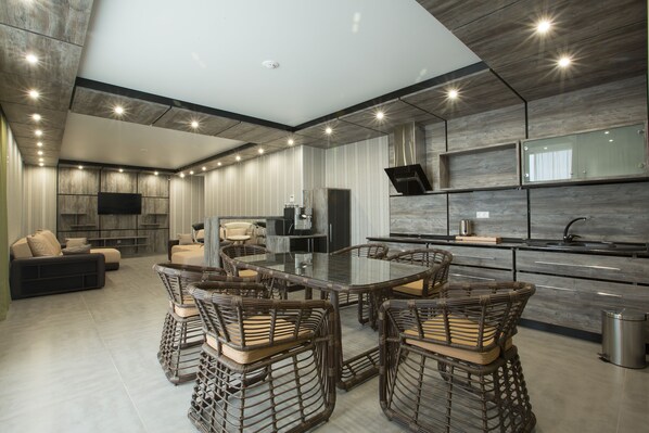 Exclusive Suite, 2 Bedrooms | Premium bedding, in-room safe, desk, iron/ironing board - Alana Royal Hotel (Sirius)