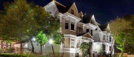 Vista frontal de la propiedad por la tarde o noche