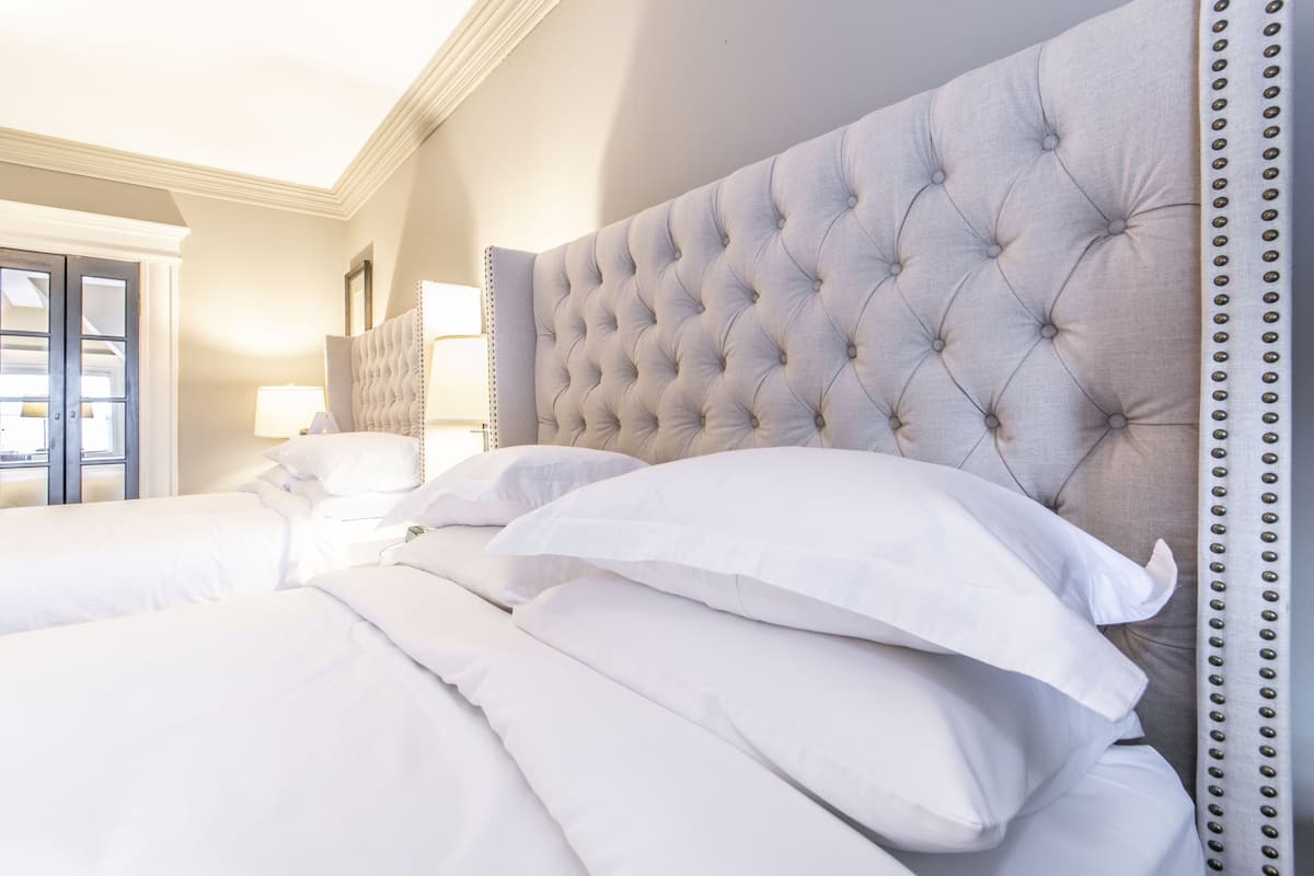 Habitación Deluxe, 2 camas de matrimonio | Sábanas de algodón egipcio y ropa de cama de alta calidad