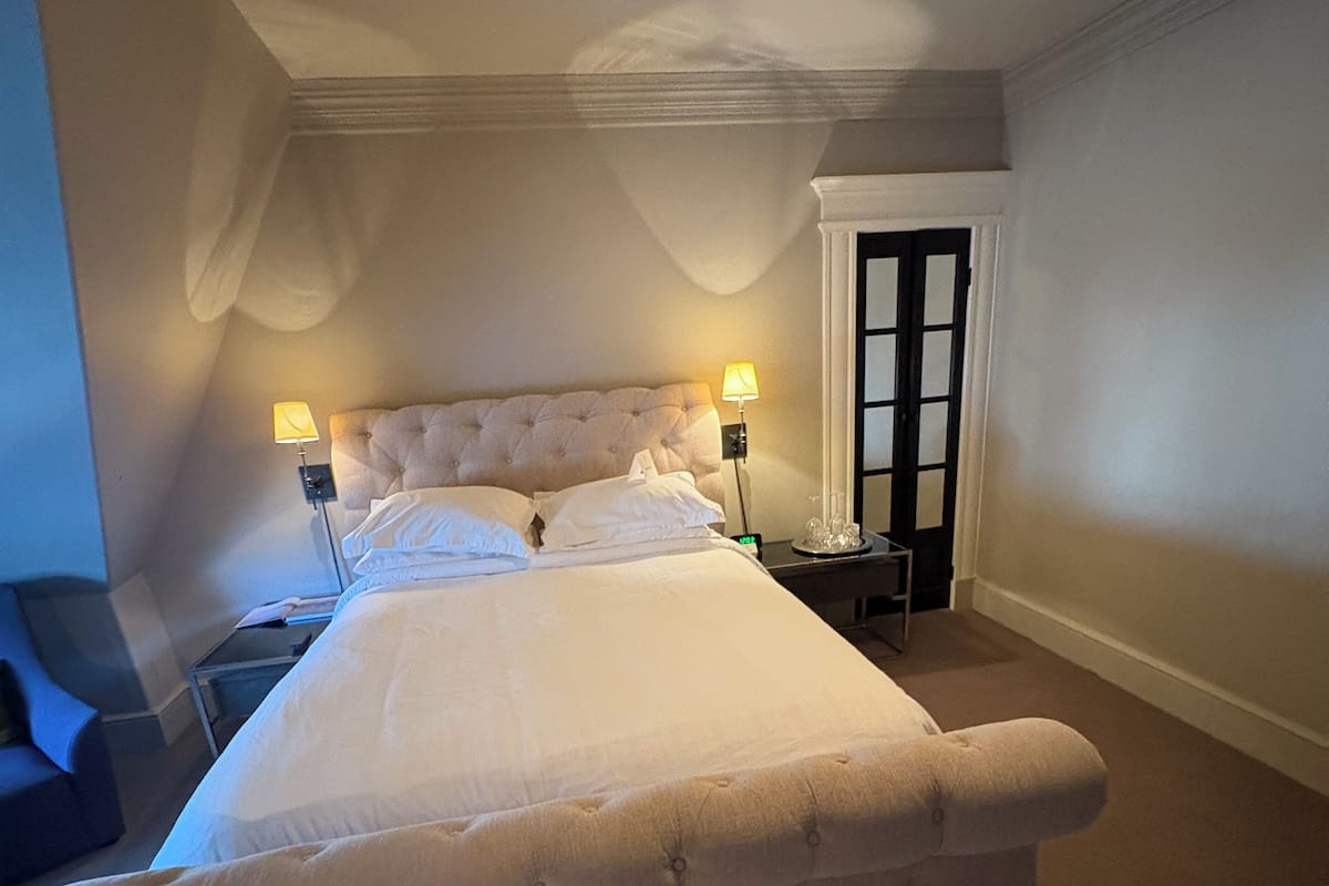 Habitación Deluxe doble, 1 cama de matrimonio | Sábanas de algodón egipcio y ropa de cama de alta calidad