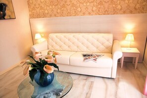 Deluxe-Doppel- oder -Zweibettzimmer | Zimmersafe, Schreibtisch, kostenloses WLAN, Bettwäsche