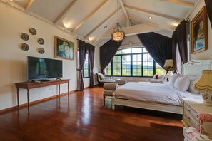 3 bedrooms, in-room safe, laptop workspace, blackout drapes - Chateau de Prim Khao Yai (Pak Chong)