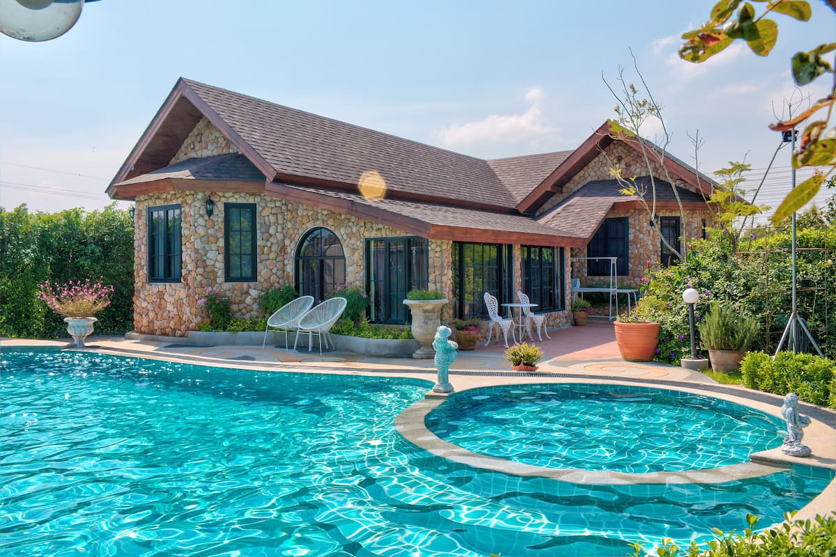 Three Bedroom French Cottage | Kolam renang pribadi