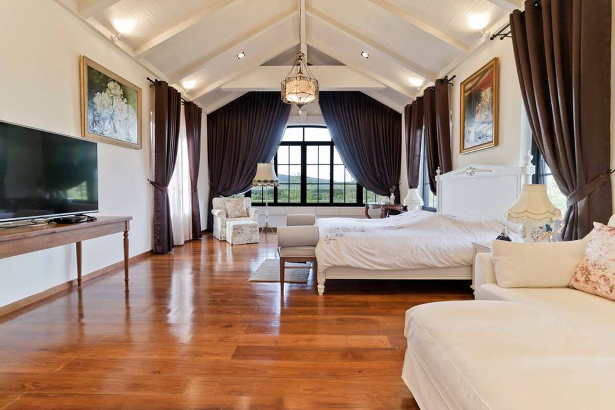 Three Bedroom French House | 3 kamar tidur, brankas, ruang kerja ramah laptop, dan tirai kedap cahaya