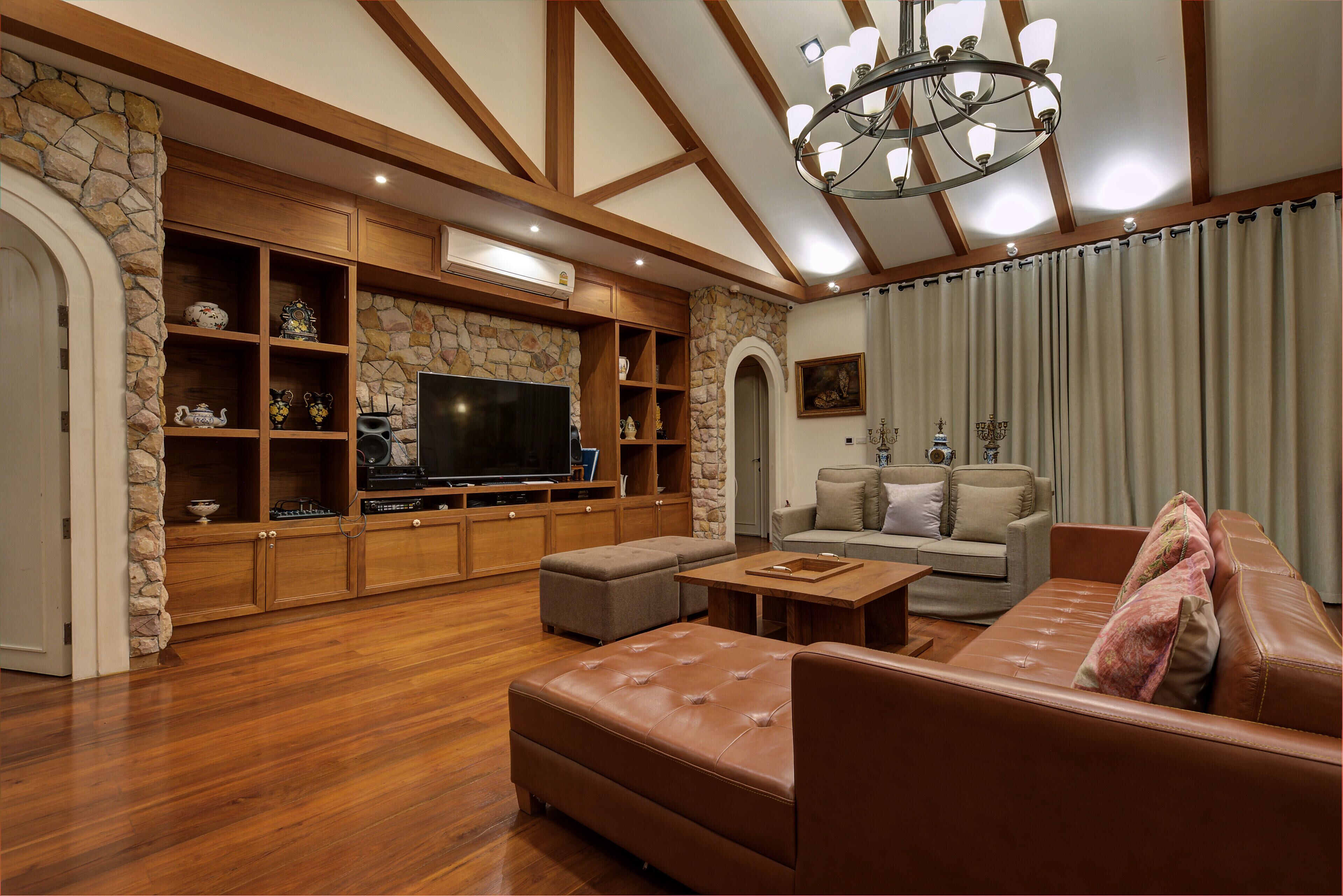 Televisi layar datar 40-inci dengan saluran TV kabel dan TV LED