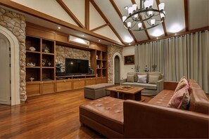 40-inch flat-screen TV with cable channels, LED TV - Chateau de Prim Khao Yai (Pak Chong)