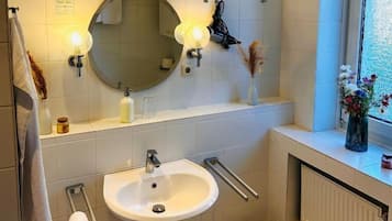Shower, hair dryer, towels