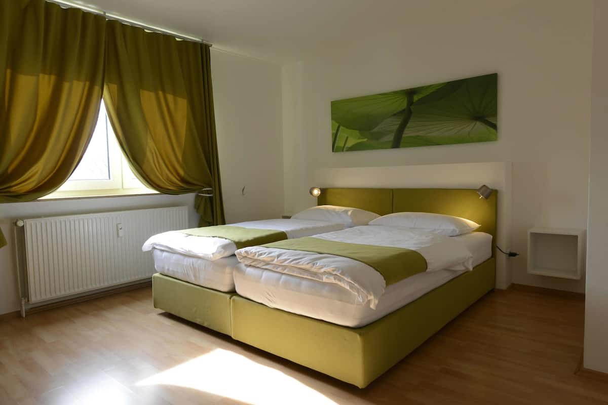 Double or Twin Room, Private External Bathroom | Een bureau, gratis wifi, beddengoed