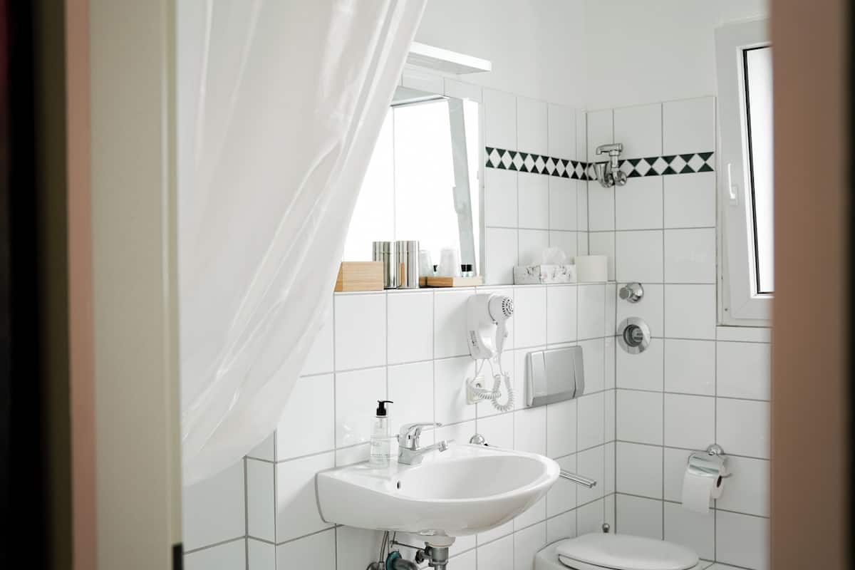 loft | bathroom | free toiletries, towels