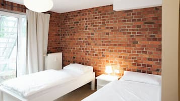 Habitación estándar con 2 camas individuales | Escritorio, wifi gratis y ropa de cama
