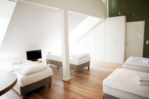 Escritorio, wifi gratis y ropa de cama 