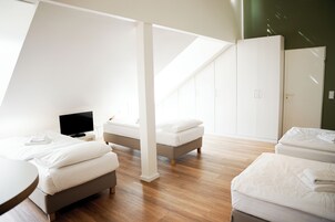 Escritorio, wifi gratis y ropa de cama 