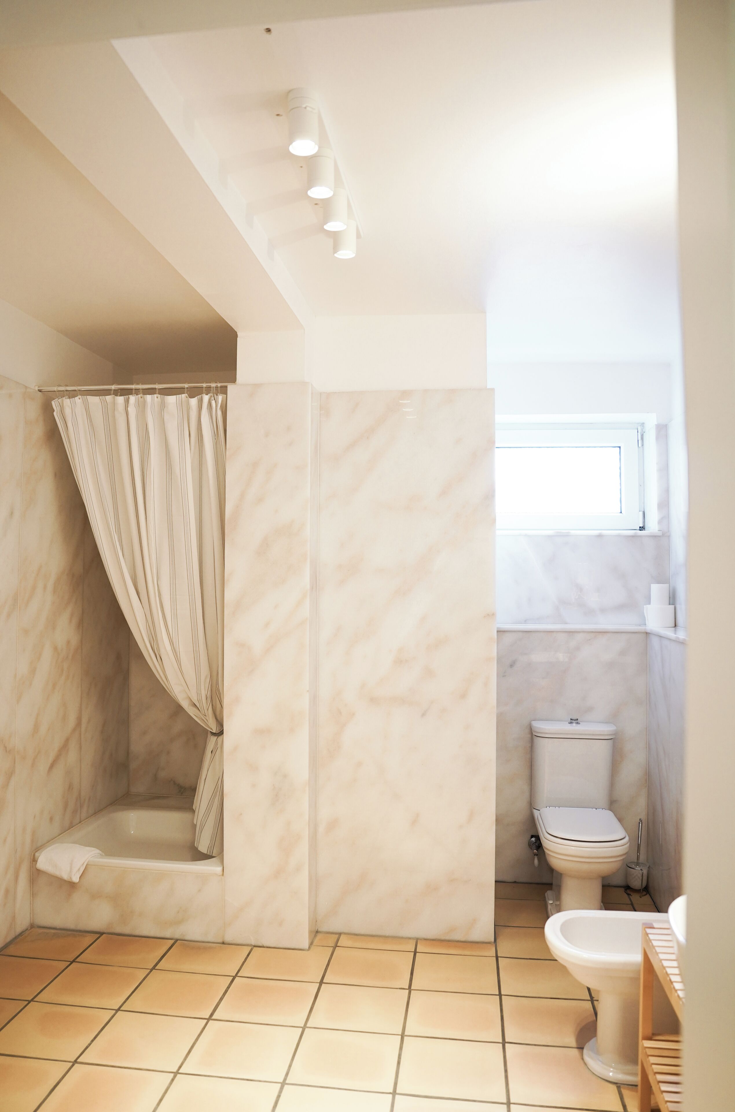 comfort double room | bathroom | free toiletries, towels