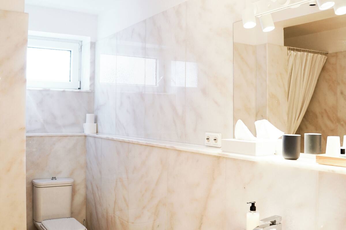 comfort double room | bathroom | free toiletries, towels