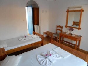 Desk, iron/ironing board, free WiFi, bed sheets - Aratos Hotel (Paros)