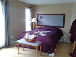 办公桌、遮光窗帘、免费 WiFi、床单