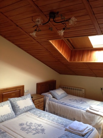 Quarto triplo | Escrivaninha, cortinas blackout, ferros/tƔbuas de passar roupa