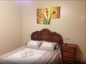 Escritorio, cortinas blackout y tabla de planchar con plancha 