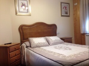 Escritorio, cortinas blackout y tabla de planchar con plancha 