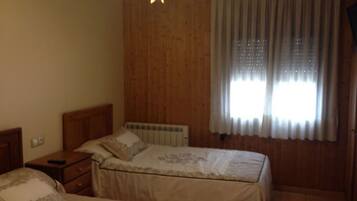 Habitación doble | Escritorio, cortinas opacas, tabla de planchar con plancha